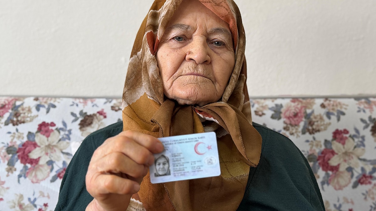 109 yaşındaki Hayriye teyzeye 'Anneler Günü' kutlaması