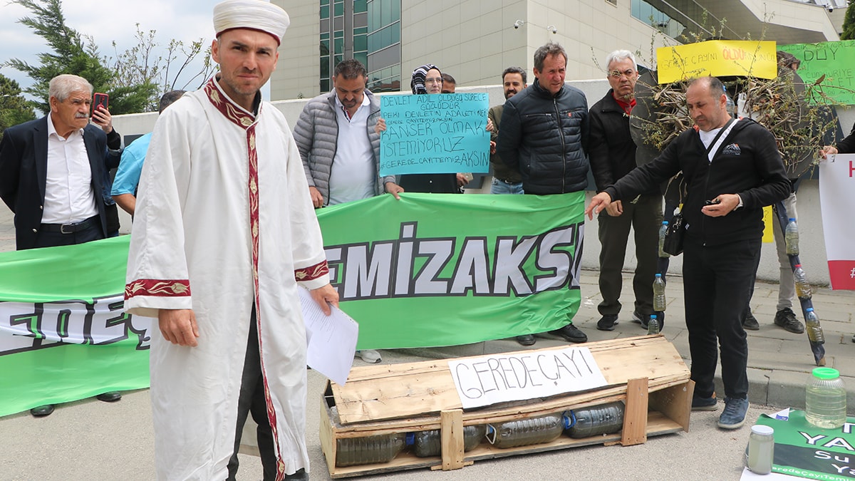 Bolu'da ilginç eylem: Adliye önünde gıyabi cenaze namazı kıldılar