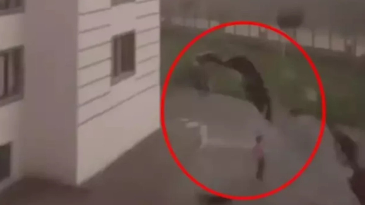 Fırtınada çatıdan kopan parça, çocuğun üzerine düştü