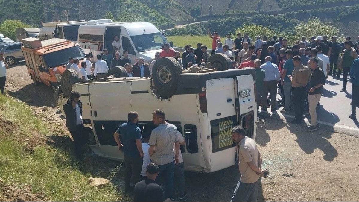 Hakkari'de öğrenci minibüsü takla attı; 14 yaralı