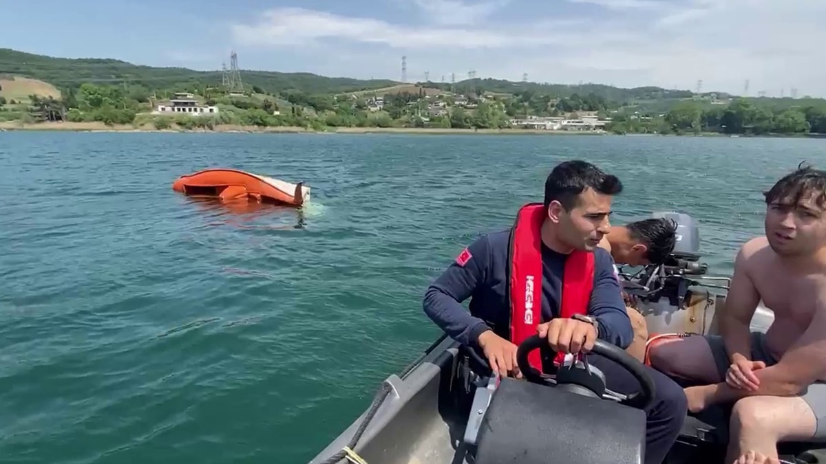 Sapanca Gölü’nde hareketli dakikalar: Pedallı kanoyla alabora olan 3 kişi kurtarıldı
