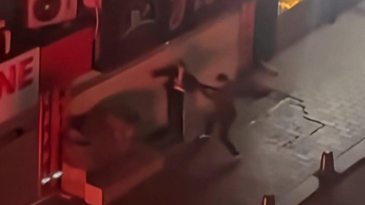 Tartı8ştığı kadını sokak ortasında darp etti!