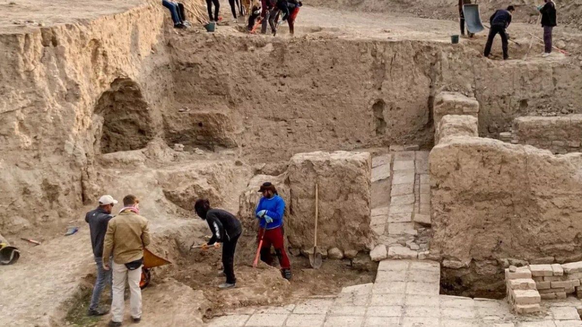 Asur tanrılarının anıtsal resimleri keşfedildi: 12 ton ağırlığında taş levha üzerine oyulmuş...