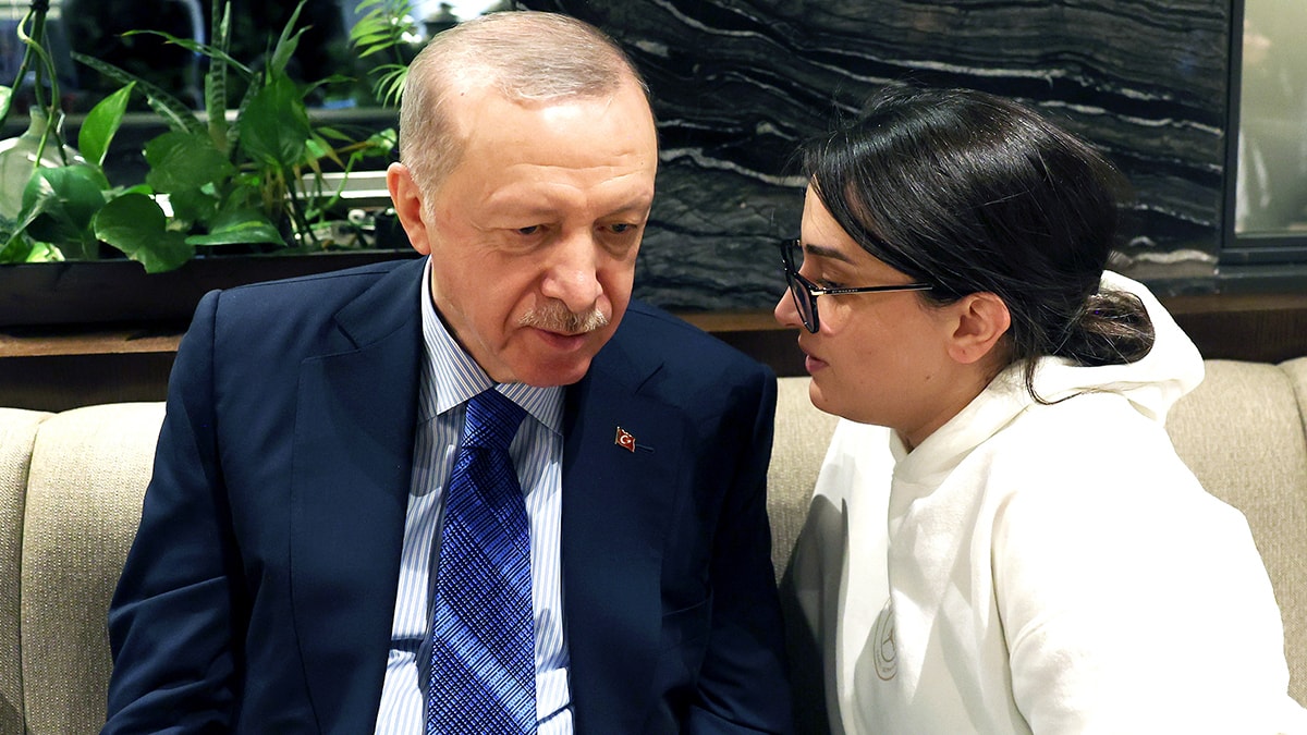 Erdoğan, kafede vatandaşlarla sohbet etti