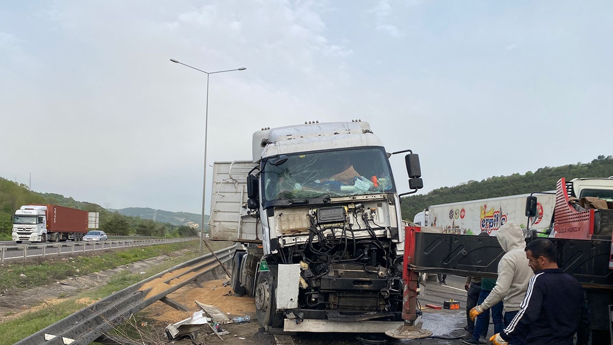 Buğday yüklü TIR devrildi: 1 yaralı