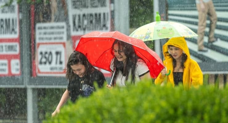 Kara bulutlar gökyüzünü sardı! Sağanak alarmı verildi