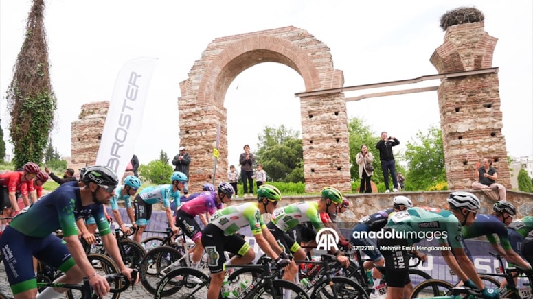 Wout Poels turkuaz mayoyu korudu