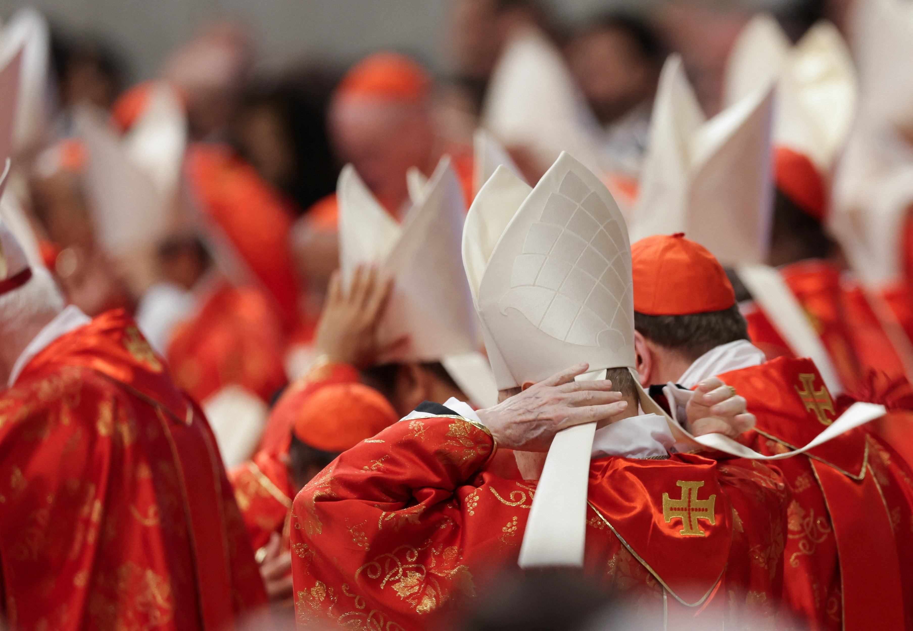 Reformcu ve muhafazakar kardinaller, yeni papayı seçmek için toplanıyor