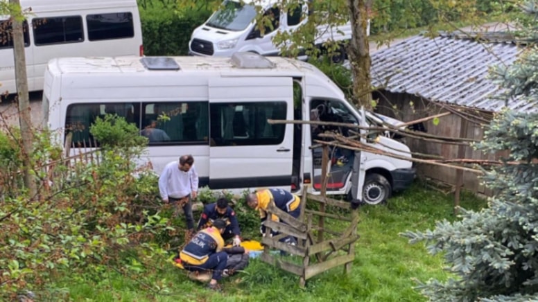 İşçi servisi, cip ve ağaca çarptı: 8 kişi yaralandı