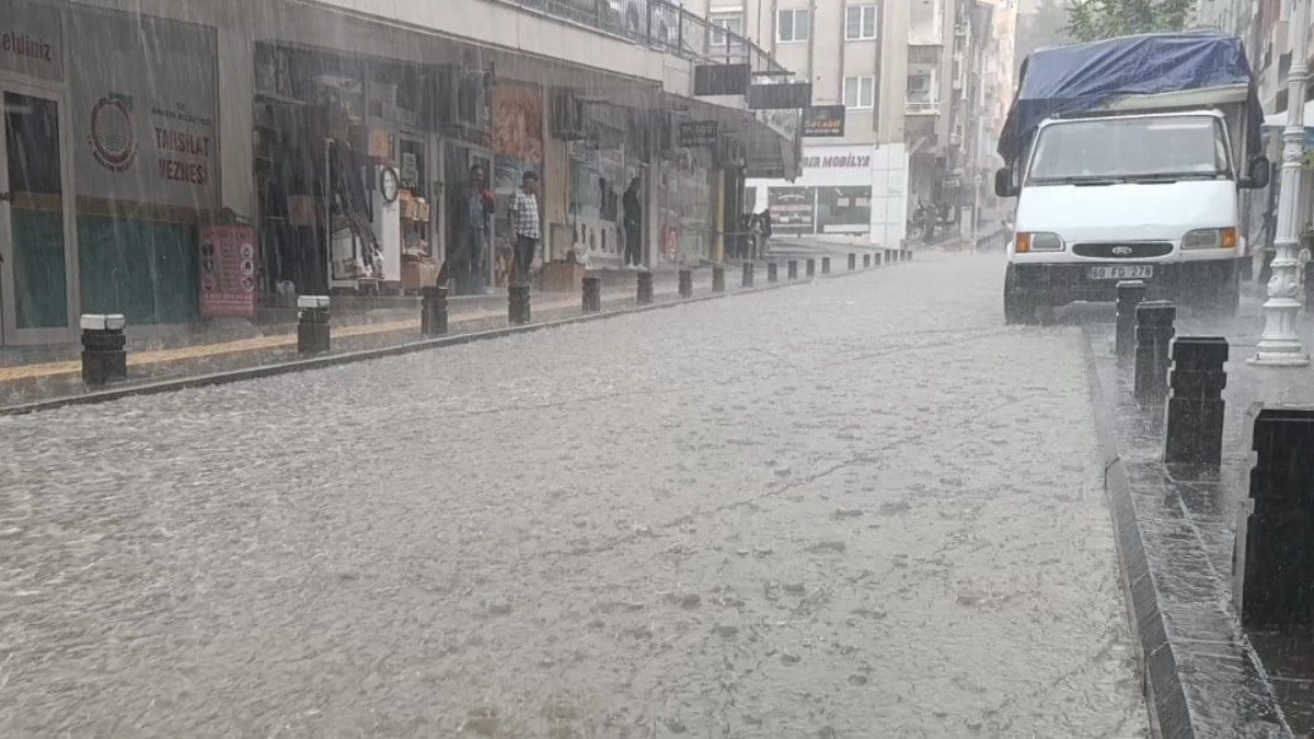 Amasya'yı dolu ve sağanak vurdu