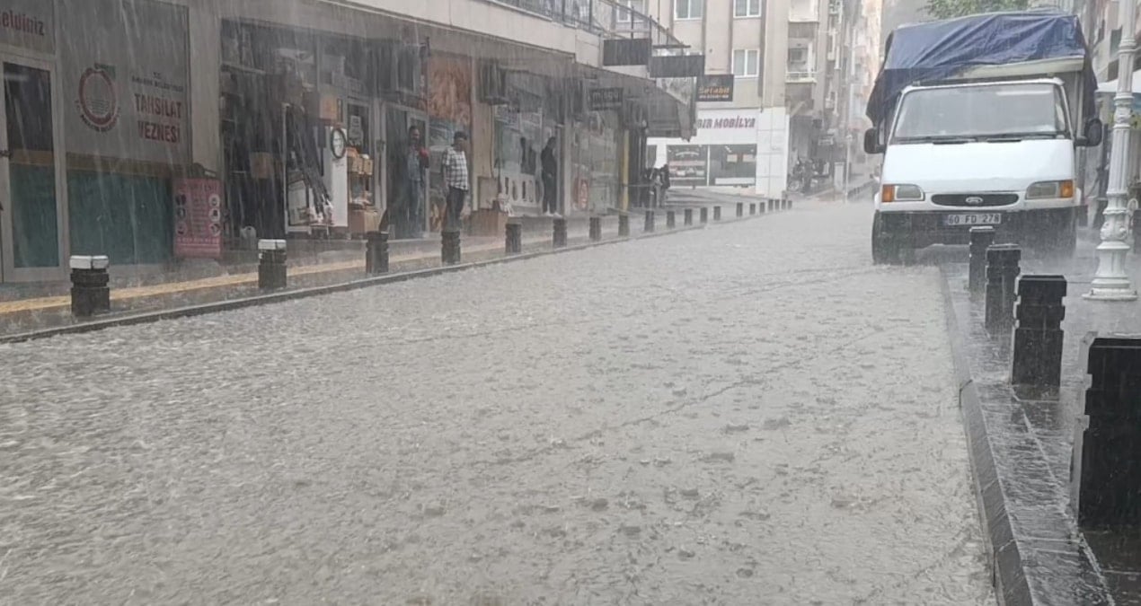 Amasya'yı dolu ve sağanak vurdu