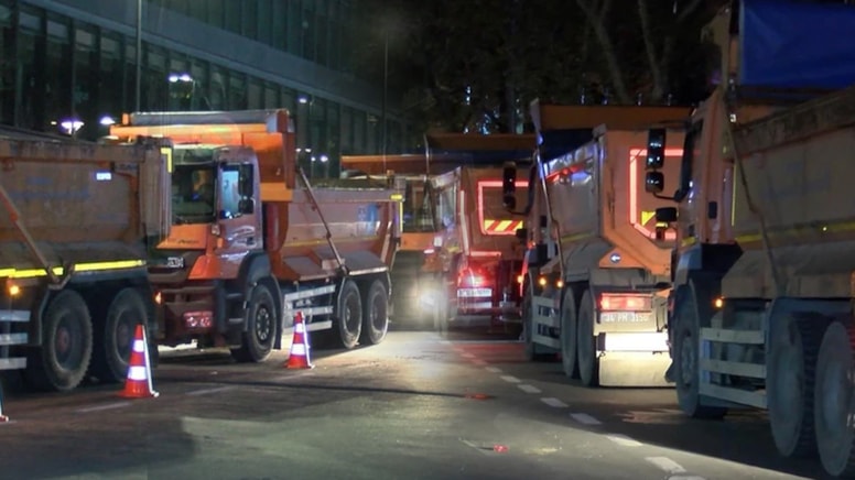 İstanbul'da dün gece yarısı: Kamyonların biri geldi biri gitti, zamanla yarıştılar