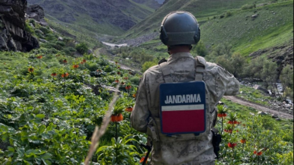 Jandarma bu çiçeklerin başında 7/24 nöbet tutuyor: Yılda 1 ay açıyorlar