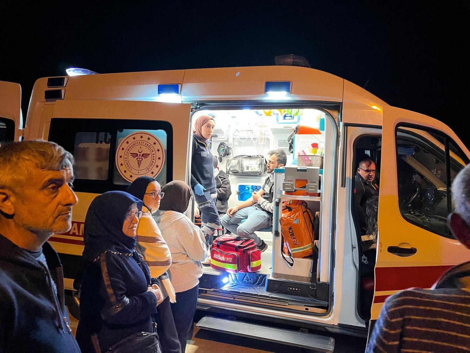 Şoför para üstü verirken minibüs devrildi: 9 yaralı