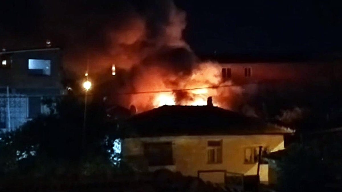 Edirne'de alevler geceyi aydınlattı: 3 evde hasar oluştu