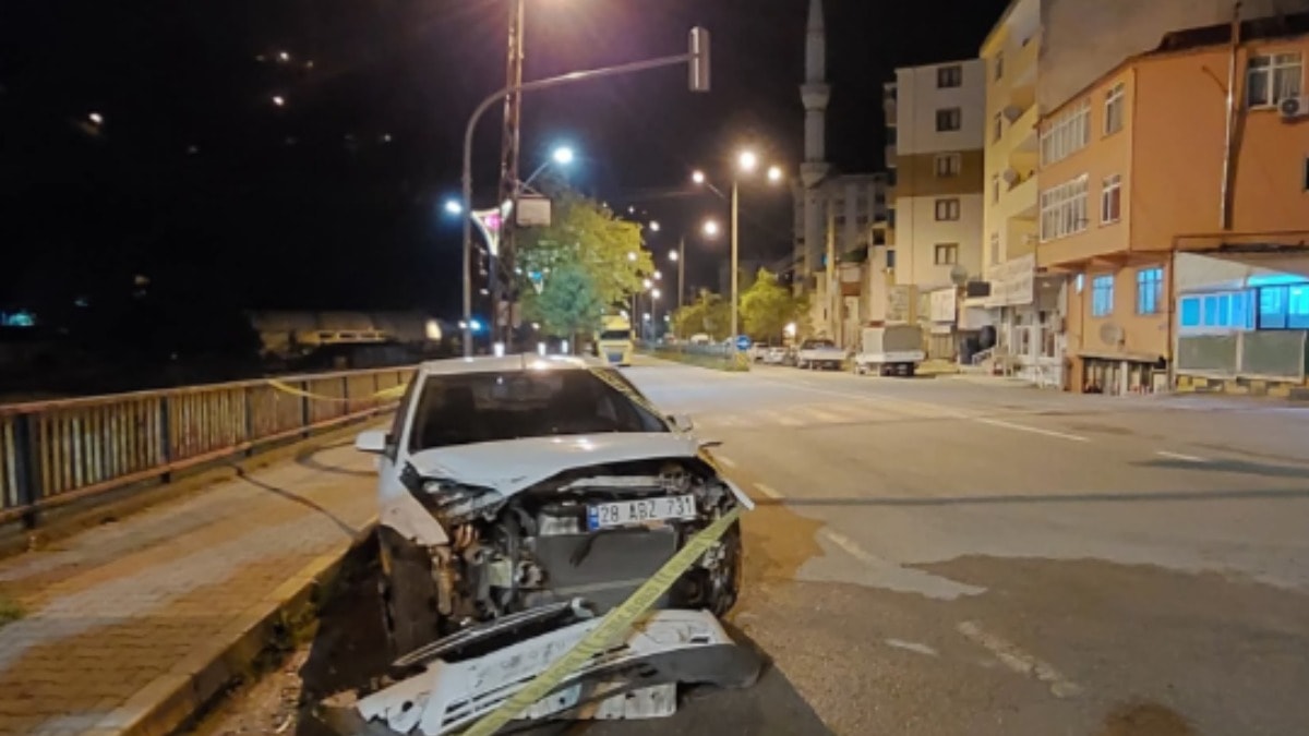 İki otomobil çarpıştı! İki kişi öldü 3 kişi yaralandı