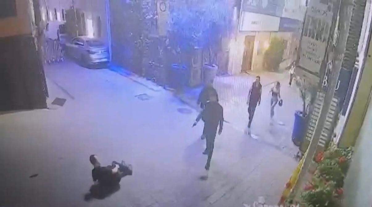 5 el ateş etti, kanlar içinde yerde bırakıp kaçtı!