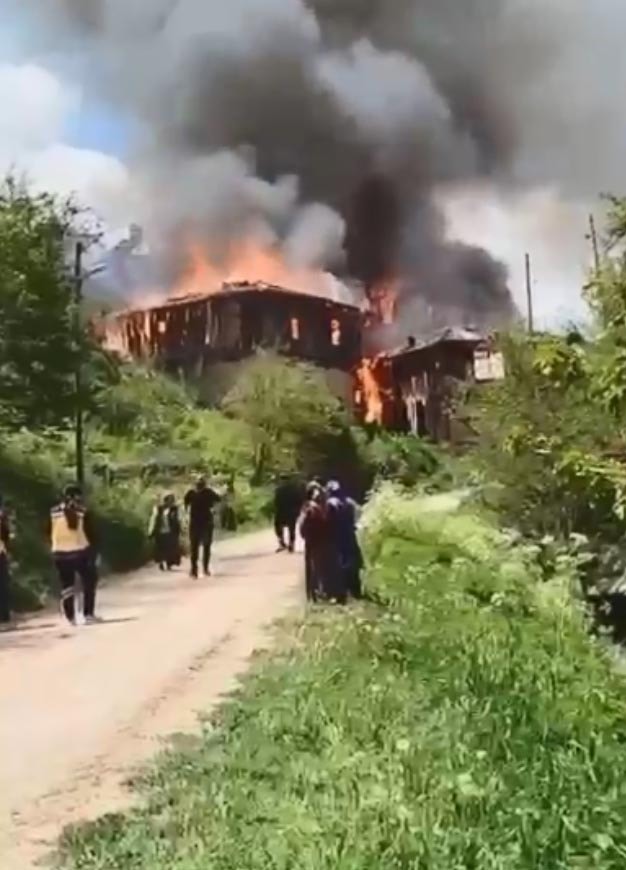 Cami ve 2 ahşap ev yandı