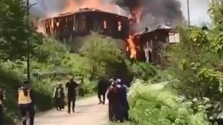 Cami ve 2 ahşap ev yandı