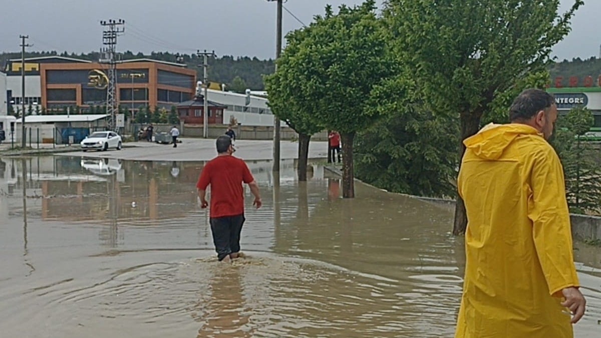 Kastamonu'yu sağanak vurdu: Üretim durduruldu