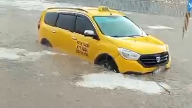 Mardin'de cadde ve sokaklar göle döndü