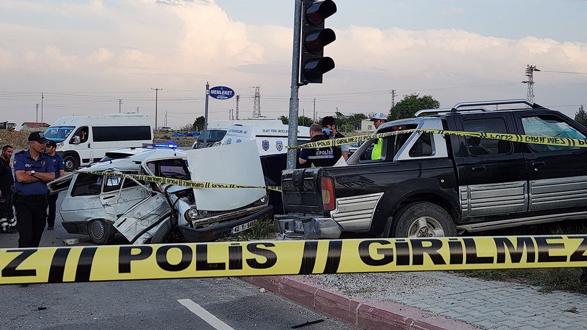 Konya'da otomobil ile kamyonet çarpıştı: 2 ölü, 4 yaralı