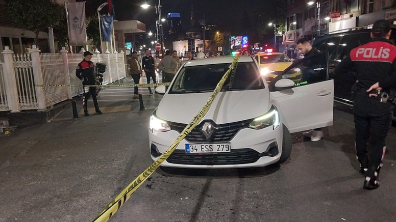 İstanbul'un göbeğinde silahlı saldırı: Otomobile kurşun yağdırdılar