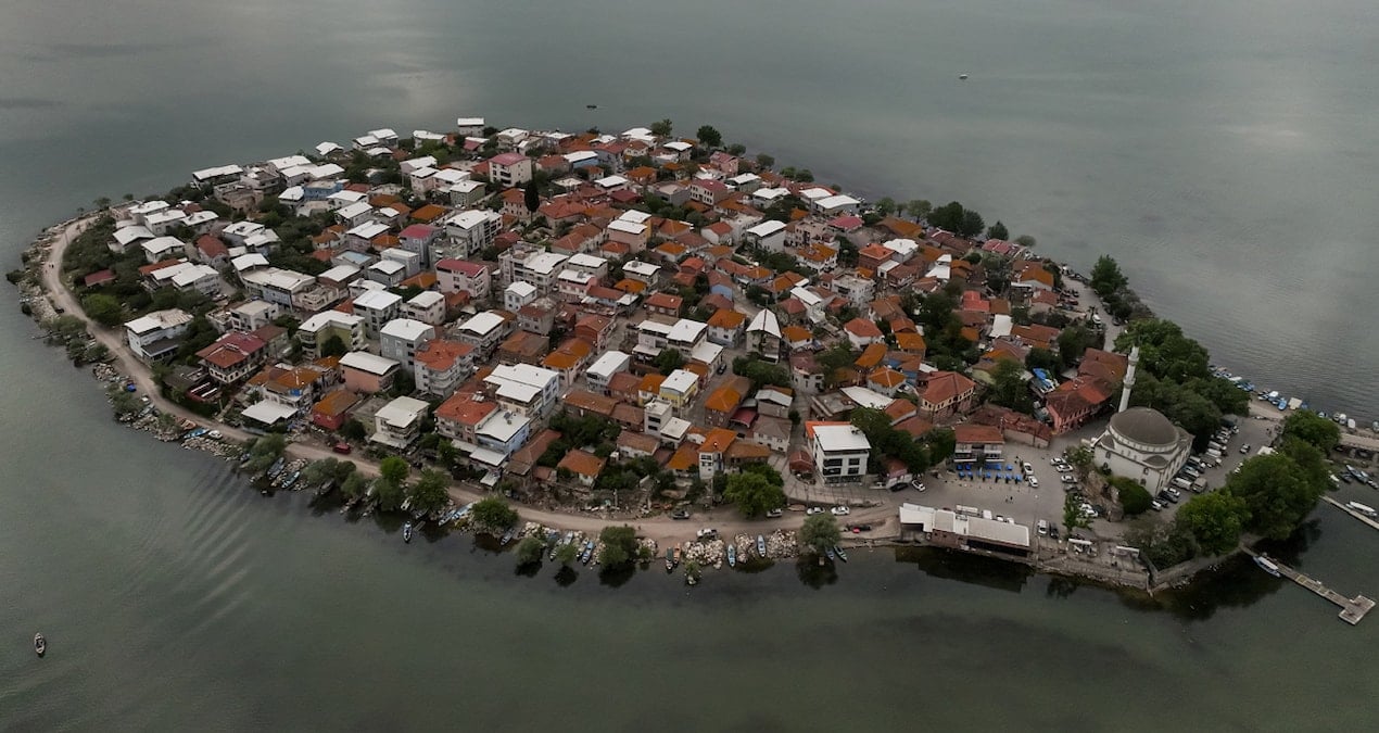 Küçük Venedik’te turistlerin rotası artık kadınlar çiziyor thumbnail