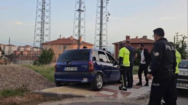 Çorum'da 'dur' ihtarına uymayarak kaçan sürücü kaldırıma çıktı
