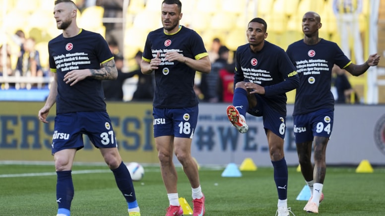 Kadıköy'de herkes ıslıklandı bir isim alkış aldı!