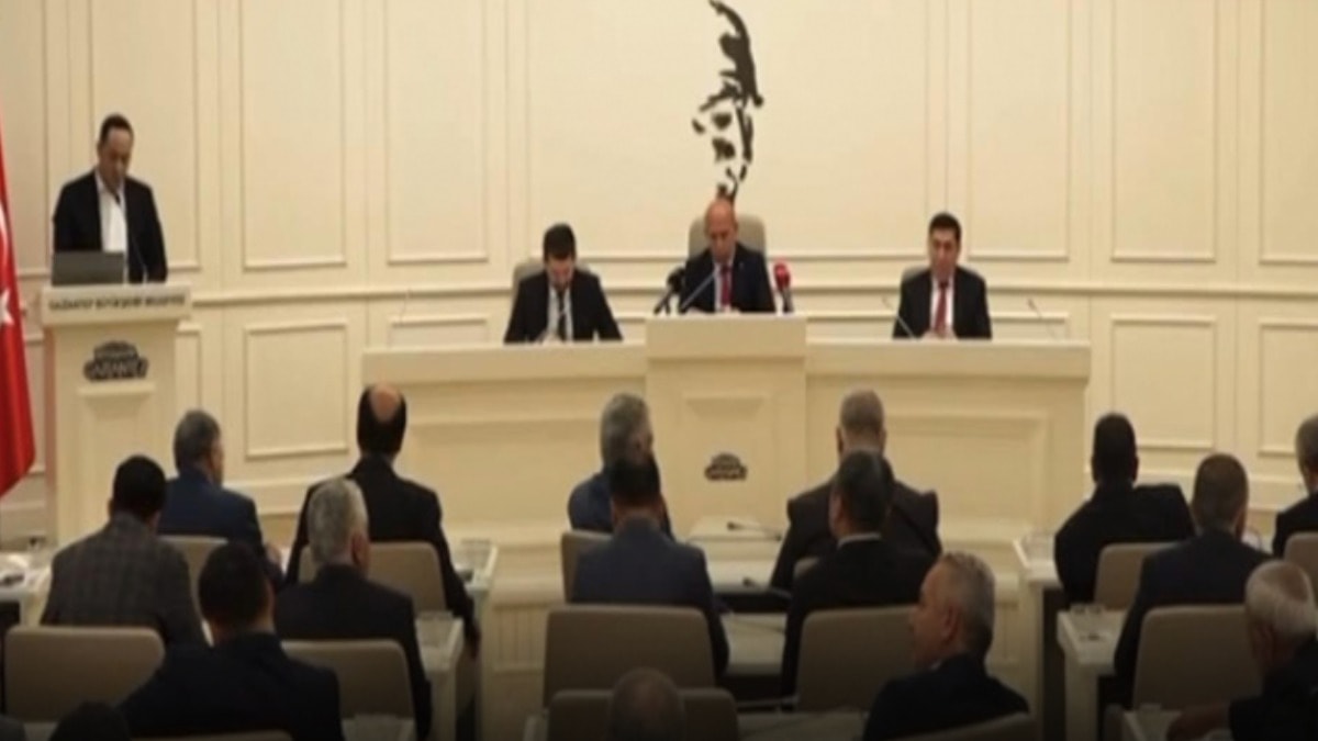 “İmamoğlu” deyince mikrofonu kapattılar: Belediye Meclisi’nde konuşma krizi
