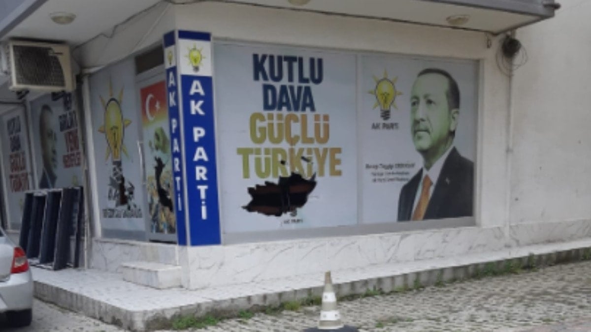 Müdür ataması çileden çıkardı AKP binasına taşla saldırdı