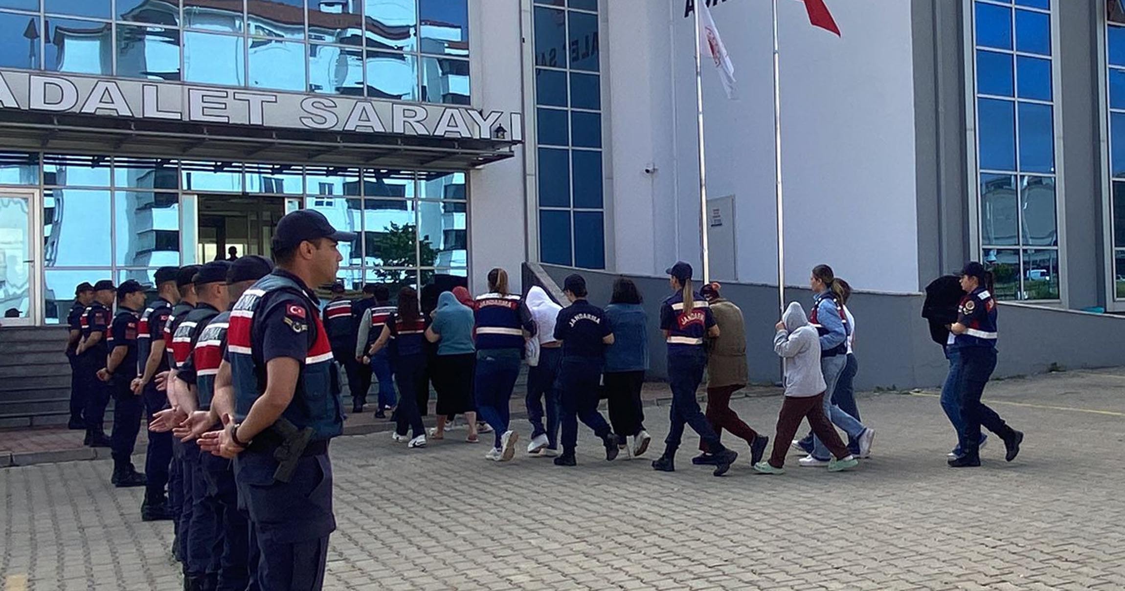 Edirne'de fuhuş operasyonunda 10 gözaltı: Kamera kayıt cihazları bulundu!