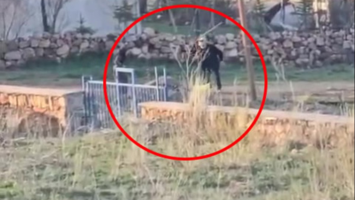 Eşeğin başına çuval geçirdi sopayla eziyet etti!