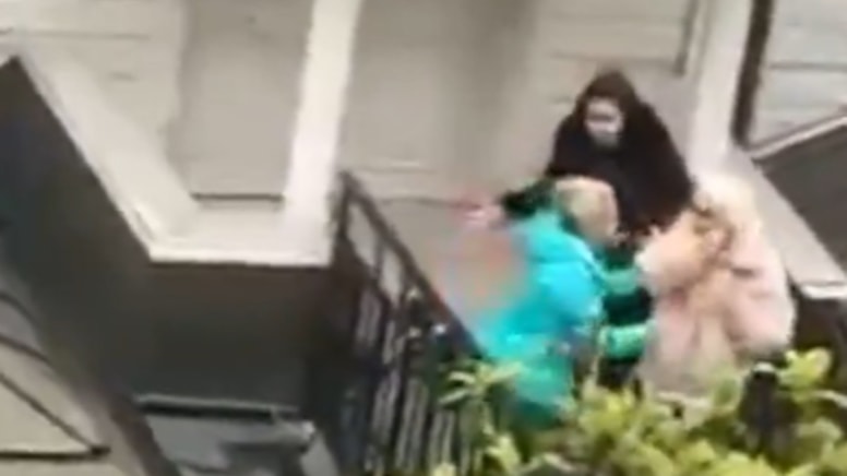 Sevim Emre yalı komşusuyla birbirine girdi