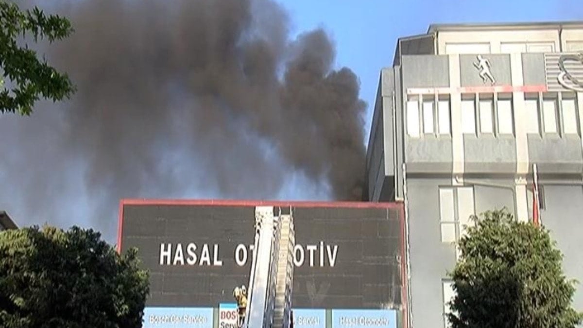 Bağcılar'da fabrika yangını: Müdahale sürüyor
