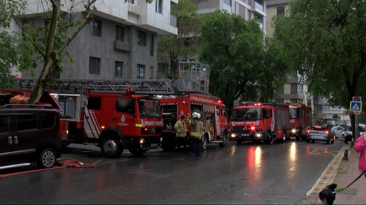 Kadıköy'de iş yerinde yangın: Alevler kontrol altına alındı
