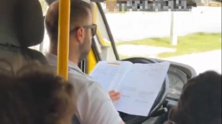 Yolcuları hiçe saydı direksiyon başında kitap okumaya başladı!