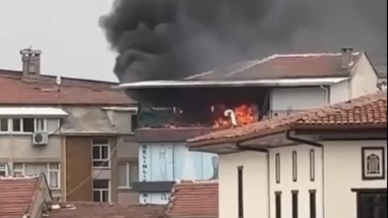 4 katlı iş merkezinin çatı katında yangın çıktı