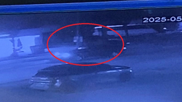 Otomobil aydınlatma direğine çarptı: 2 yaralı