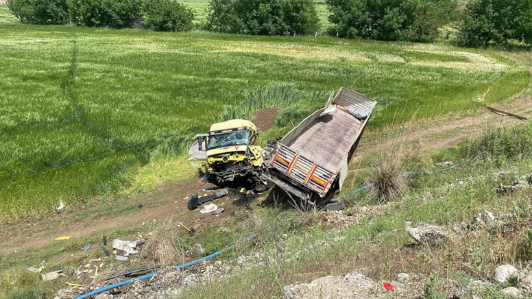 Lastiği patlayan TIR tarlaya uçtu; 1’i ağır 3 yaralı