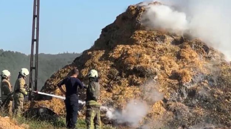 İstanbul'da saman balyaları alev alev yandı