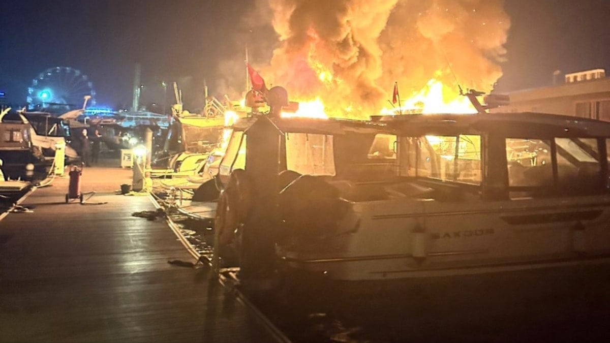 Tuzla marinada yangın! 54 tene alev alev yandı