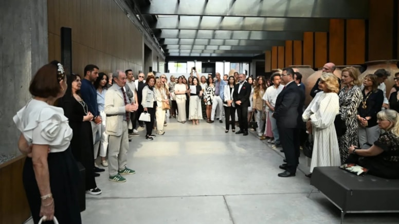 Vuslat Doğan Sabancı'nın sergi açılışında gözler eşini aradı