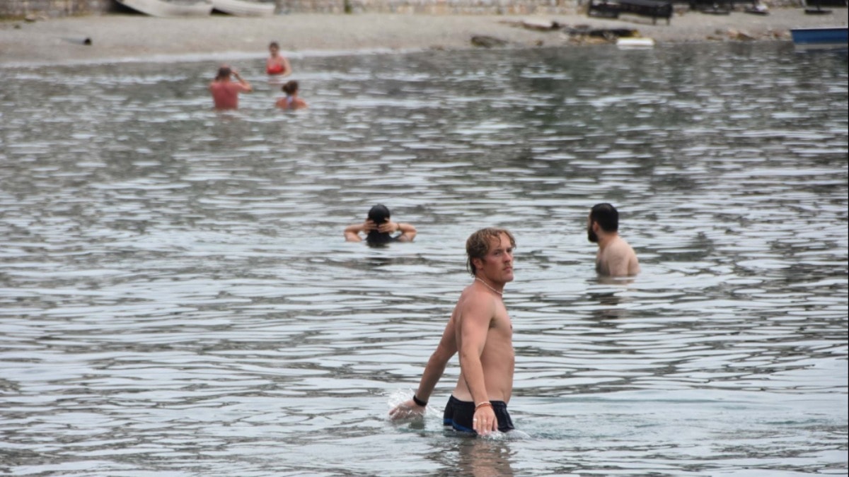 Bodrum'da hava ısındı, sahiller hareketlendi