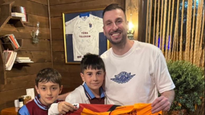 Osimhen'in formasını Trabzonsporlu çocuktan bir koleksiyoner aldı