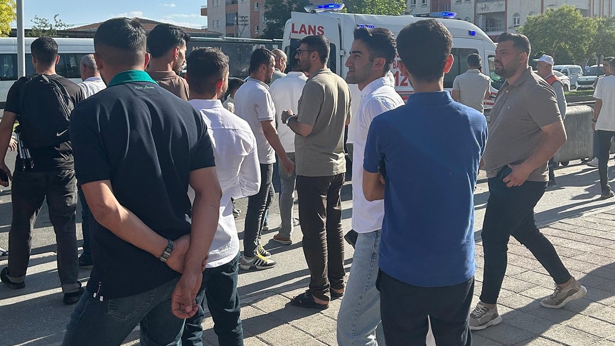 Minibüs şoförleri birbirine girdi: 3 yaralı