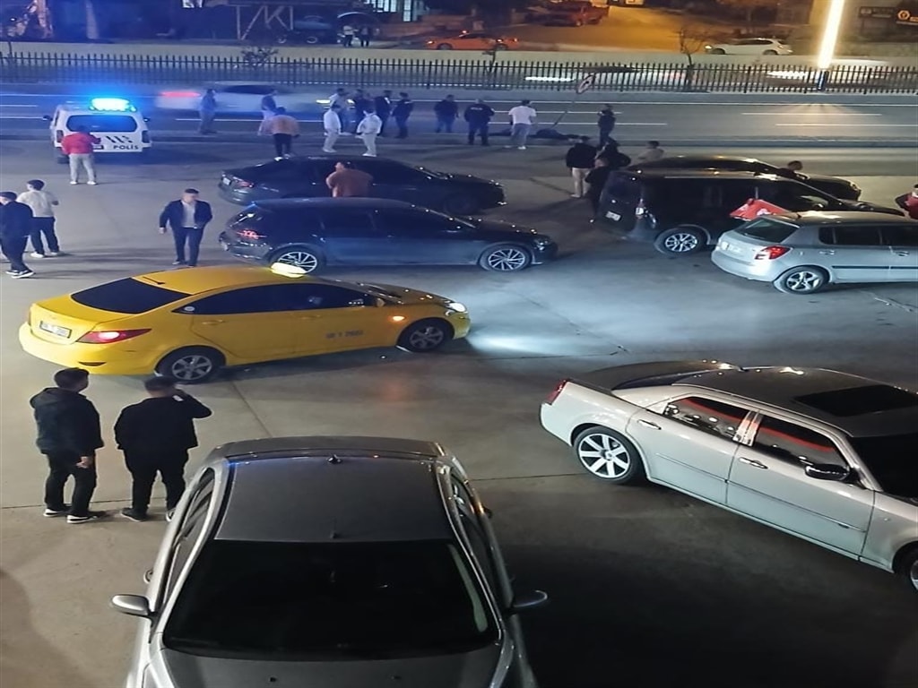 Trafik levhasına çarpan motosikletli gençler öldü