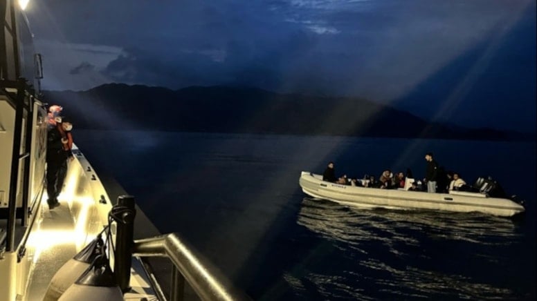 Lastik bot arızalandı, organizatörle 12 düzensiz göçmen yakalandı