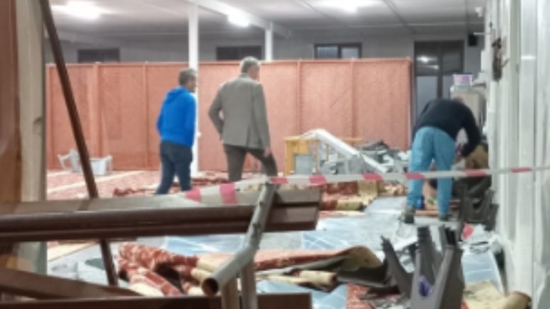 Sarhoş sürücü direksiyonu camiye kırdı! Cami duvarını yıktı geçti